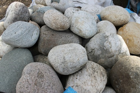 Kamenclub.ru: Речной валун (Ассорти) фр.100-300 мм.  купить в Воронеже галечник серый, темно-серый, светло-серый речная галька крупных размеров 4200 руб/т   фото КАМЕНЬ КЛУБ