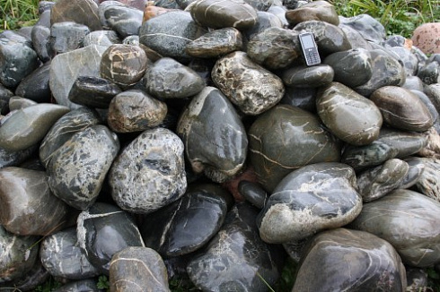 Kamenclub.ru: Валунчик Паутинник фр.100-300 мм  купить в Воронеже крупный природный камень галечник темно-серый с прожилками белый черный речной валунчик 5000 руб/т   фото КАМЕНЬ КЛУБ