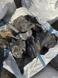 Kamenclub.ru: Черный мрамор скальник фр. 100-500 мм.  купить в Воронеже мрамор черный белый серый крупный колотый валун ландшафтный 8500 руб/т   фото КАМЕНЬ КЛУБ