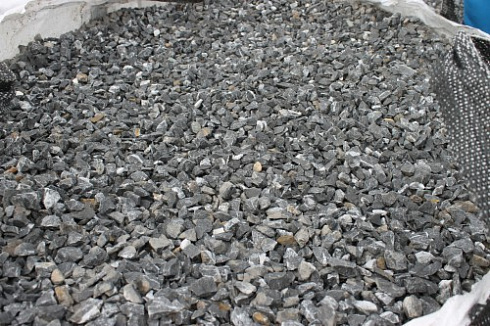 Kamenclub.ru: Щебень крошка черный (мрамор) фр. 10-20 мм.  купить в Воронеже мрамор черный с белыми прожилками, черный, белый каменная ландшафтная декоративная крошка щебня 11000 руб/т   фото КАМЕНЬ КЛУБ