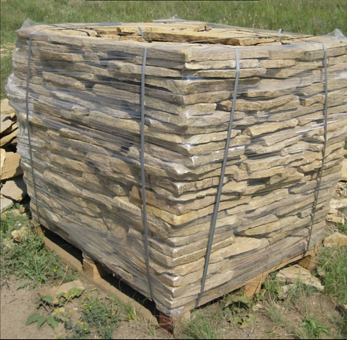 Kamenclub.ru: Песчаник пластушка желтый с рисунком (3 см)  купить в Воронеже песчаник желтый с рисунком, рыжий, желтый песчаник пластушка ландшафтная рваная 8 500 руб/м3   фото КАМЕНЬ КЛУБ