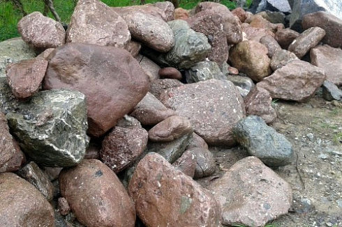 Kamenclub.ru: Конгломераты фр. 300-1000 мм.  купить в Воронеже кварц мрамор диабаз коричневый, серый зеленоватый речной валун крупный 6500 руб/т   фото КАМЕНЬ КЛУБ