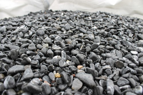 Kamenclub.ru: Щебень галтованный черный (мрамор) фр.10-20 мм.  купить в Воронеже мрамор черный с белыми прожилками, черный, белый окатанный округлый ландшафтный декоративный щебень 15000 руб/т   фото КАМЕНЬ КЛУБ