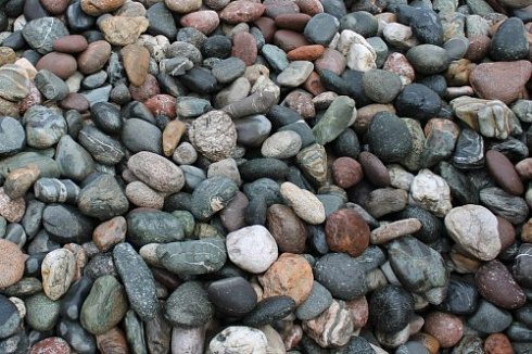 Kamenclub.ru: Галька окат (цветная картошка) фр. 50-100 мм. купить  в Воронеже галька природная окатанная серый белый цветной синий темно-серый коричневый округлый галечник окатанный 6800 руб/т   фото КАМЕНЬ КЛУБ