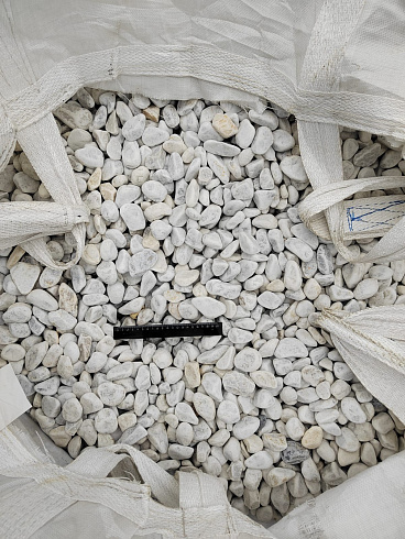 Kamenclub.ru: Мраморная крошка (щебень галтованный белый) фр.40-70 мм.  купить в Воронеже мрамор белый молочный айвори окатанный округлый природный камень 17000 руб/т   фото КАМЕНЬ КЛУБ