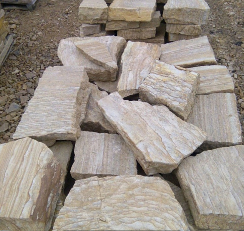 Kamenclub.ru: Песчаник пластушка желтый с рисунком (7-15 см)  купить в Воронеже плитняк - пластушка - бут желтый песчаник 10200 руб/м3   фото КАМЕНЬ КЛУБ