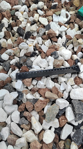 Kamenclub.ru: Мраморная крошка (щебень крошка микс : белый-черный-розовый) фр. 20-40 мм.  купить в Воронеже мрамор белый, черный, розовый декоративная ландшафтная крошка 12000 руб/т   фото КАМЕНЬ КЛУБ