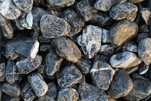 Kamenclub.ru: Щебень галтованный черный (мрамор) фр. 50-100 мм.  купить в Воронеже мрамор черный с белыми прожилками щебень ландшафтный мраморный 15000 руб/т   фото КАМЕНЬ КЛУБ