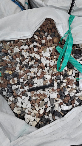 Kamenclub.ru: Мраморная крошка (щебень крошка микс : белый-черный-розовый) фр. 20-40 мм.  купить в Воронеже мрамор белый, черный, розовый декоративная ландшафтная крошка 12000 руб/т   фото КАМЕНЬ КЛУБ