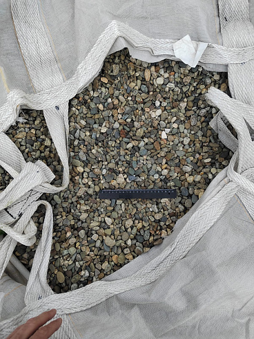 Kamenclub.ru: Галька речная окат (серая) фр.10-20 мм купить  в Воронеже галька речная серая, серый, темно-серый, светло-серый, коричневый ландшафтная декоративная речная окатанная округлая галька 5000 руб/т   фото КАМЕНЬ КЛУБ