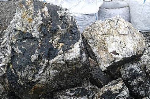 Kamenclub.ru: Черный гранит - кварцит фр. 100-500 мм.  купить в Воронеже мрамор гранит черный с белыми прожилками, серый, белый валун скальный колотый 7000 руб/т   фото КАМЕНЬ КЛУБ