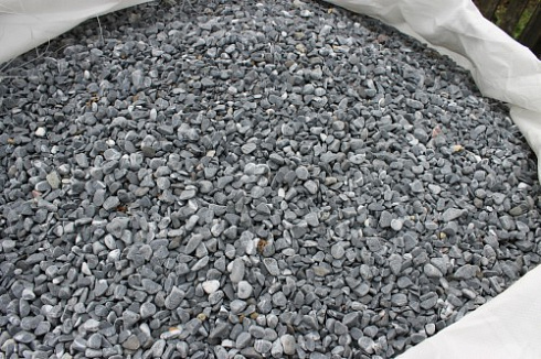 Kamenclub.ru: Щебень галтованный черный (мрамор) фр.10-20 мм.  купить в Воронеже мрамор черный с белыми прожилками, черный, белый окатанный округлый ландшафтный декоративный щебень 15000 руб/т   фото КАМЕНЬ КЛУБ
