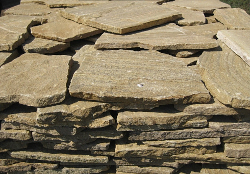 Kamenclub.ru: Песчаник пластушка желтый с рисунком (3 см)  купить в Воронеже песчаник желтый с рисунком, рыжий, желтый песчаник пластушка ландшафтная рваная 8 500 руб/м3   фото КАМЕНЬ КЛУБ