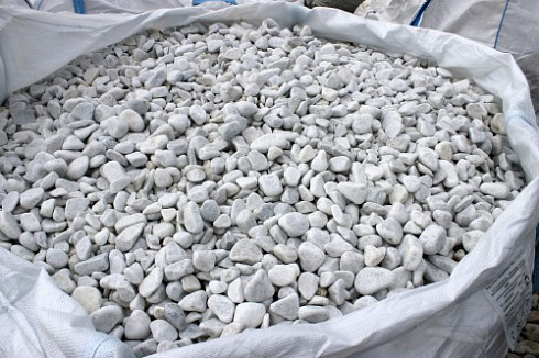 Kamenclub.ru: Мраморная крошка (щебень галтованный белый), фр.20-40 мм.  купить в Воронеже мрамор белый бежевый молочный мраморный щебень декоративный 17000 руб/т   фото КАМЕНЬ КЛУБ