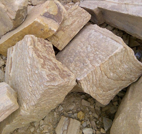 Kamenclub.ru: Песчаник пластушка желтый с рисунком (7-15 см)  купить в Воронеже плитняк - пластушка - бут желтый песчаник 10200 руб/м3   фото КАМЕНЬ КЛУБ