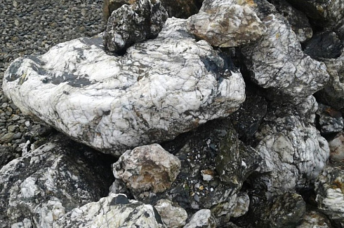 Kamenclub.ru: Черный гранит - кварцит фр. 100-500 мм.  купить в Воронеже мрамор гранит черный с белыми прожилками, серый, белый валун скальный колотый 7000 руб/т   фото КАМЕНЬ КЛУБ