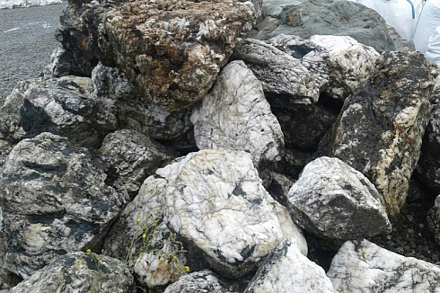 Kamenclub.ru: Черный гранит - кварцит фр. 100-500 мм.  купить в Воронеже мрамор гранит черный с белыми прожилками, серый, белый валун скальный колотый 7000 руб/т   фото КАМЕНЬ КЛУБ