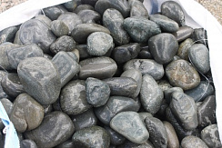 Kamenclub.ru: Темно-серый валунчик фр.100-300 мм.  купить в Воронеже крупный природный камень серый, темно-серый, светло-серый речная галька большого размера окатанная 4500 руб/т   фото КАМЕНЬ КЛУБ