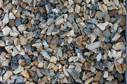 Kamenclub.ru: Мраморная крошка (щебень крошка медовый), фр. 10-20 мм.  купить в Воронеже песчаник бежевый, серый каменная ландшафтная крошка  12000 руб/т   фото КАМЕНЬ КЛУБ