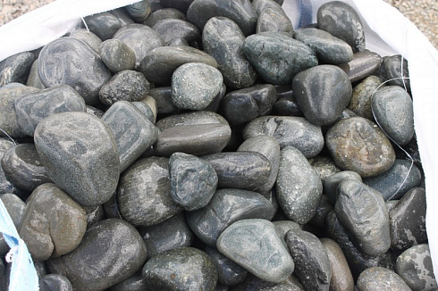 Kamenclub.ru: Темно-серый валунчик фр.100-300 мм.  купить в Воронеже крупный природный камень серый, темно-серый, светло-серый речная галька большого размера окатанная 4500 руб/т   фото КАМЕНЬ КЛУБ