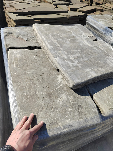 Kamenclub.ru: Песчаник пластушка галтованная светло-серая (3,0 см)  купить в Воронеже песчаник светло-серый, серый ландшафтный камень рваный колотый 21000 руб/м3   фото КАМЕНЬ КЛУБ