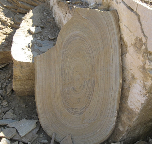 Kamenclub.ru: Форматный камень (плаха) пошаговая дорожка от 70-150 см (4 -12 см)  купить в Воронеже плитняк  форматный плаха желтый песчаник 9 000 руб/т   фото КАМЕНЬ КЛУБ