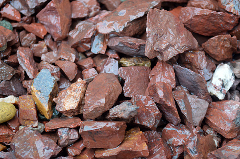 Kamenclub.ru: Щебень крошка красный (ЯШМА) фр. 20-40 мм.  купить в Воронеже яшма красный, бордовый декоративный ландшафтный щебень 9000 руб/т   фото КАМЕНЬ КЛУБ