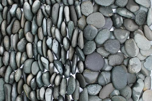 Kamenclub.ru: Галька речная плоская (темно-серая) фр. 70-150 мм. купить  в Воронеже галечник природный темно-серый серый синий речная плоская природная окатанная  9000 руб/т   фото КАМЕНЬ КЛУБ