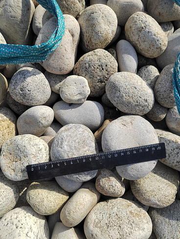 Kamenclub.ru: Галька речная окат (серо-белая) фр. 70-120 мм купить  в Воронеже галька галечник бело-серая, серо-белая, серая, белая речная природная галька  8000 руб/т   фото КАМЕНЬ КЛУБ