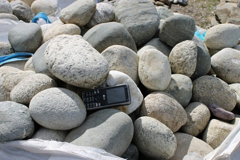 Kamenclub.ru: Речной валун (Ассорти) фр.100-300 мм.  купить в Воронеже галечник серый, темно-серый, светло-серый речная галька крупных размеров 4200 руб/т   фото КАМЕНЬ КЛУБ