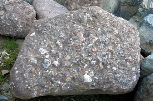 Kamenclub.ru: Конгломераты фр. 300-1000 мм.  купить в Воронеже кварц мрамор диабаз коричневый, серый зеленоватый речной валун крупный 6500 руб/т   фото КАМЕНЬ КЛУБ