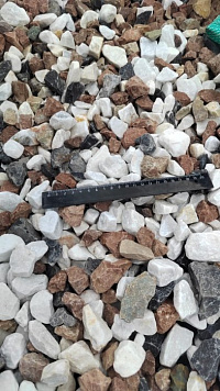 Kamenclub.ru: Мраморная крошка (щебень крошка микс : белый-черный-розовый) фр. 20-40 мм.  купить в Воронеже мрамор белый, черный, розовый декоративная ландшафтная крошка 12000 руб/т   фото КАМЕНЬ КЛУБ