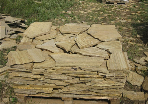 Kamenclub.ru: Песчаник пластушка желтый с разводом под дерево (2 см)  купить в Воронеже плитняк желтый с разводами, желтый, рыжий, серый песчаник пластушка рваная ландшафтная 11 000 руб/м3   фото КАМЕНЬ КЛУБ