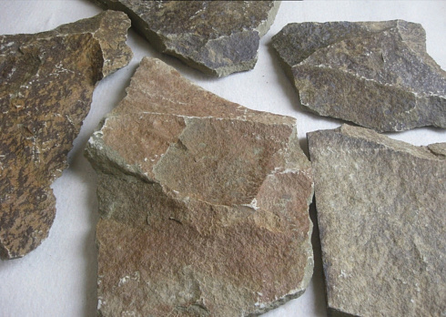 Kamenclub.ru: Песчаник пластушка "фонтанка" серо-зеленая (3,0-5,0 см)  купить в Воронеже песчаник серо-зеленая колотые плитки облицовочные пластушки 11400 руб/м3   фото КАМЕНЬ КЛУБ