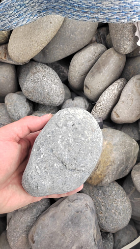 Kamenclub.ru: Галька речная окат (темно-серая) фр. 70-150 мм. купить  в Воронеже галька речная темно-серая, синяя, серая речная галька округлая  8000 руб/т   фото КАМЕНЬ КЛУБ