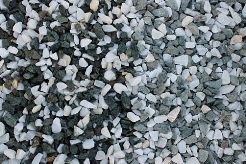 Kamenclub.ru: Мраморная крошка (щебень крошка микс: белый-зеленый) фр. 10-20 мм.  купить в Воронеже мрамор белый, зеленый каменная ландшафтная декоративная крошка щебня 9500 руб/т   фото КАМЕНЬ КЛУБ