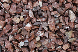 Kamenclub.ru: Мраморная крошка (щебень крошка розовый) фр. 20-40 мм.  купить в Воронеже мрамор розовый, красный мраморная крошка декоративная 11000 руб/т   фото КАМЕНЬ КЛУБ