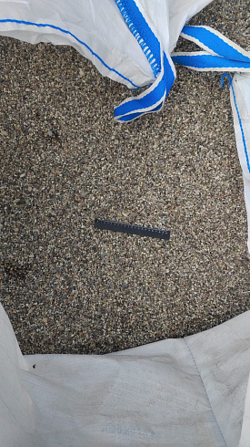 Kamenclub.ru: Галька речная окат (серая) фр.3-5 мм купить  в Воронеже галька речная серая бежевый темно-серый окатанный речной камень округлый 9500 руб/т   фото КАМЕНЬ КЛУБ