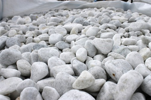 Kamenclub.ru: Мраморная крошка (щебень галтованный белый), фр.20-40 мм.  купить в Воронеже мрамор белый бежевый молочный мраморный щебень декоративный 17000 руб/т   фото КАМЕНЬ КЛУБ