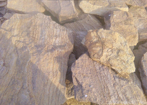 Kamenclub.ru: Песчаник пластушка "фонтанка" желтая (3,0 - 5,0 см)  купить в Воронеже песчаник желтая, рыжий, желтый песчаник колотый рваный со сколом облицовочный 16200 руб/м3   фото КАМЕНЬ КЛУБ