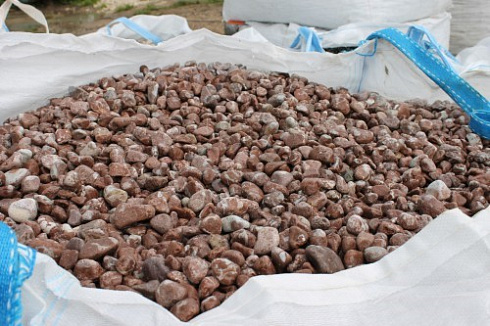 Kamenclub.ru: Мраморная крошка (щебень галтованный розовый) фр.10-20 мм.  купить в Воронеже мрамор розовый, красный ландшафтный декоративный окатанный округлый щебень 15000 руб/т   фото КАМЕНЬ КЛУБ