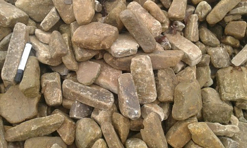 Kamenclub.ru: Песчаник для строительства и кладки блочный (фр 100-200 мм)  купить в Воронеже песчаник бежевый серый рыжий валун мелкий для строительства песчаник 6500 руб/т   фото КАМЕНЬ КЛУБ