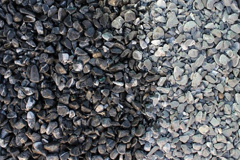 Kamenclub.ru: Щебень галтованный черный (мрамор) фр.10-20 мм.  купить в Воронеже мрамор черный с белыми прожилками, черный, белый окатанный округлый ландшафтный декоративный щебень 15000 руб/т   фото КАМЕНЬ КЛУБ