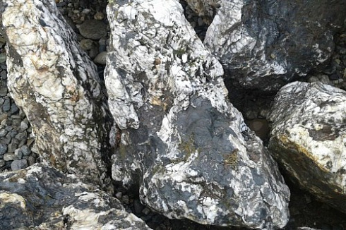 Kamenclub.ru: Черный гранит - кварцит фр. 500-1000 мм.  купить в Воронеже гранит кварцит черный серый белый скальный колотый валун 9750 руб/т   фото КАМЕНЬ КЛУБ