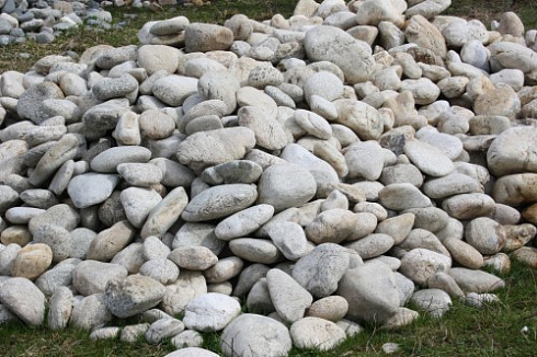 Kamenclub.ru: Бело-серый валунчик фр.100-300 мм.  купить в Воронеже крупный камень для ландшафта серый, белый бело-серый валун крупная галька 4500 руб/т   фото КАМЕНЬ КЛУБ