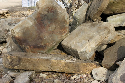 Kamenclub.ru: Песчаник плиты - плахи - пошаговые дорожки (фр. 70-150 мм)  купить в Воронеже песчаник серый бежевый желтый зеленый колотый песчаник строительный 6500 руб/т   фото КАМЕНЬ КЛУБ