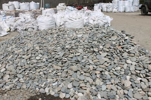 Kamenclub.ru: Галька речная плоская (ассорти) фр. 70-150 мм. купить  в Воронеже галька галечник серый белый темно-серый синий светло-серый плоская природная галька  9000 руб/т   фото КАМЕНЬ КЛУБ