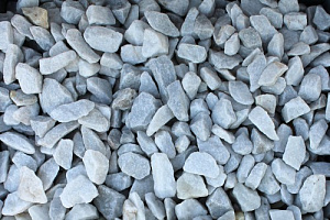 Kamenclub.ru: Мраморная крошка, щебень, цвет-белый,  фр. 20-40 мм.  купить в Воронеже мрамор белый молочный слоновая кость айвори  мраморная крошка ландшафтная 12000 руб/т   фото КАМЕНЬ КЛУБ