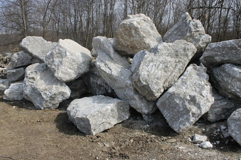 Kamenclub.ru: Мраморизированный известняк фр.500-1500 мм.  купить в Воронеже    10000 руб/т   фото КАМЕНЬ КЛУБ