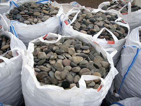 Kamenclub.ru: Галька речная плоская (ассорти) фр. 100-200-300 мм. купить  в Воронеже галька плоская разноцветная серый белый темно-серый синий речная галька ландшафтная 8000 руб/т   фото КАМЕНЬ КЛУБ